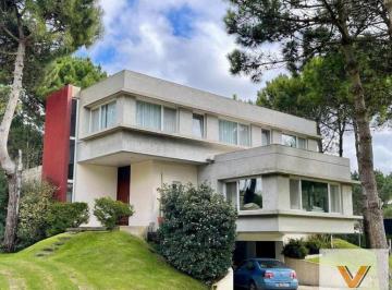 Casa · 340m² · 8 Ambientes · 2 Cocheras · Casa en Venta - 6 Dorm. 5 Baños - Cochera - 1756 m² - Pinamar