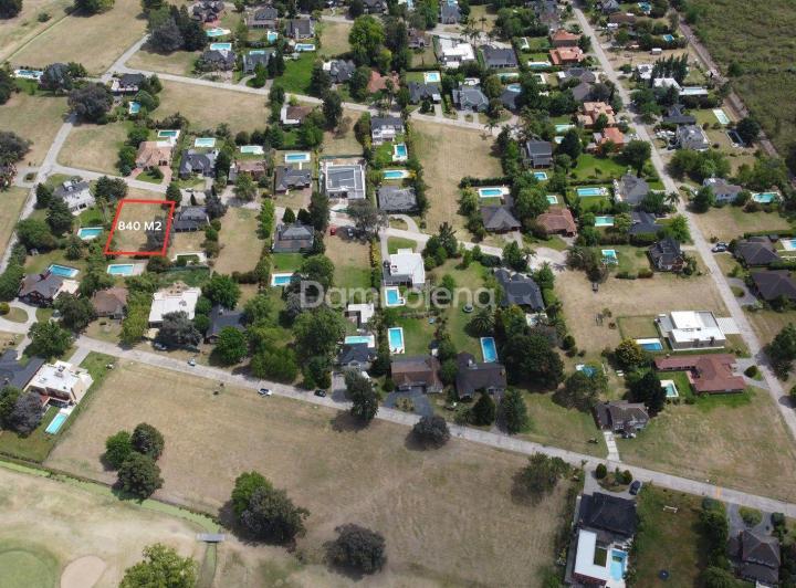 Terreno · 840m²