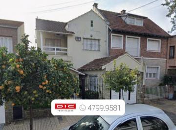 Casa · 228m² · 6 Ambientes · 1 Cochera · Casa en La Lucila - Vias/maipu