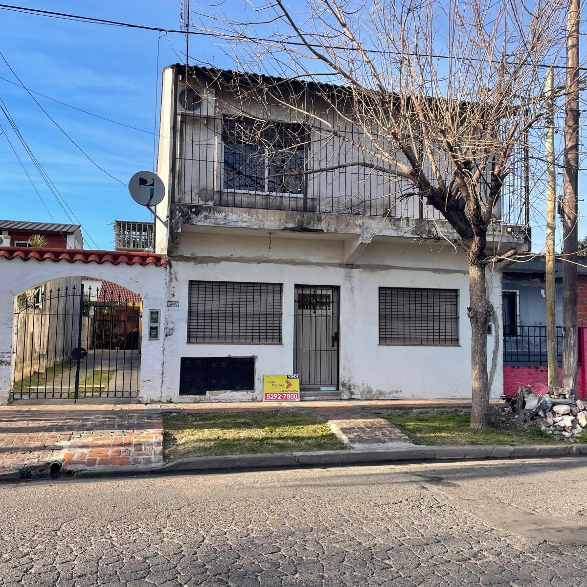 Monseñor Tomás Solari 3000, Morón, Morón