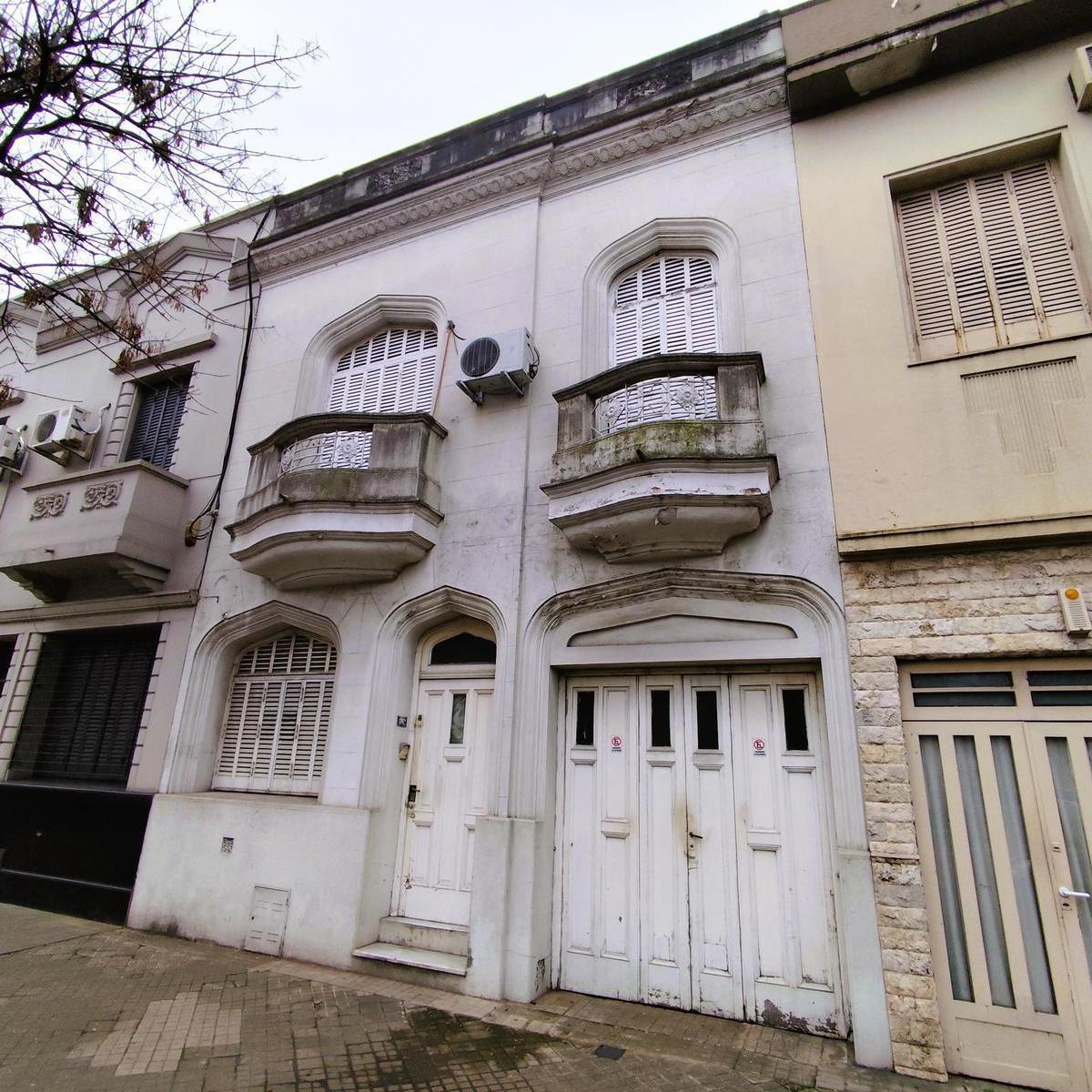 Casa en Venta de 3 / 4 Dormitorios con Cochera y Patio en 27 de Febrero al 1800