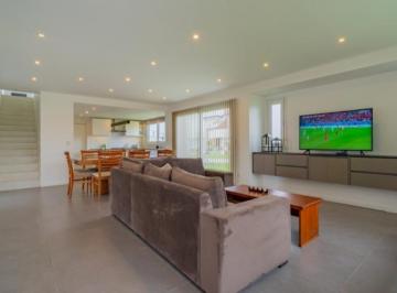 Casa · 215m² · 4 Ambientes · 1 Cochera · Casa en Exclusivo Barrio Privado Tierras del Mar