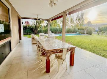 Casa · 427m² · 5 Ambientes · 2 Cocheras · Casa en Aero Country Club