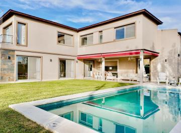 Casa · 427m² · 5 Ambientes · 2 Cocheras · Casa en Aero Country Club - 5 Ambientes - 4 Dorm - Parrila - Pileta - Hangar