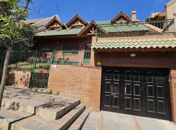 Casa · 320m² · 9 Ambientes · 2 Cocheras · Venta - Casa 7 Dorm - Gral. Fotheringham 650 - Neuquén Capital