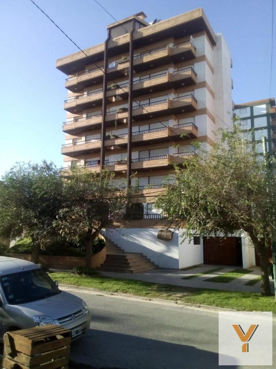 Paseo 111 e/ Avenida 2 y Avenida 3