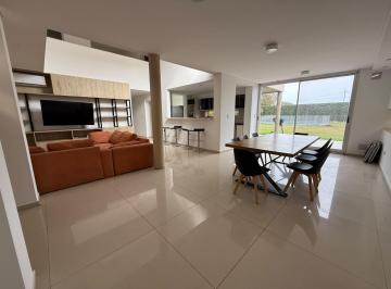 Casa · 300m² · 4 Ambientes · 2 Cocheras · Casa en Alquiler en San Sebastian de 3 Dorm.