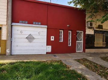 Casa · 126m² · 5 Ambientes · 1 Cochera · Casa Al Frente Barrio Roma