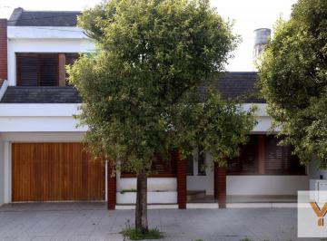 Casa · 200m² · 5 Ambientes · 1 Cochera · Casa en Venta - 4 Dorm. 2 Baños - Cochera - 240 m² - Balcarce