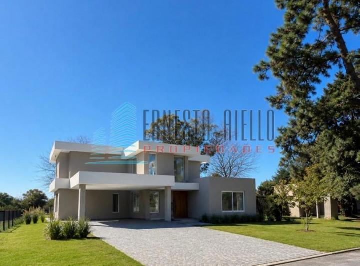 Casa · 350m² · 5 Ambientes · 1 Cochera