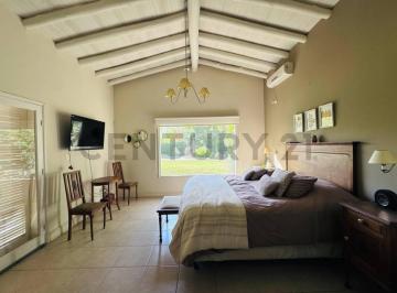 Casa · 315m² · 9 Ambientes · 1 Cochera · Hermosa Casa en Chacras de Coria