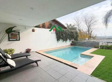 Casa · 158m² · 3 Dormitorios · 2 Cocheras · Casa Tipo Dúplex en Venta en Cerro de Las Rosas – Pileta, Confort y Excelente Ubicación