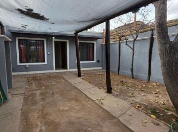 Casa de 4 ambientes, Lunlunta · Casa en Alquiler C/ Cochera en Lunlunta
