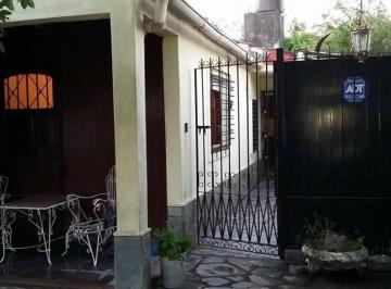 Frente, ingreso por porche o patio semicubierto · Venta de Casa de 5 Ambientes en Glew, Almirante Brown