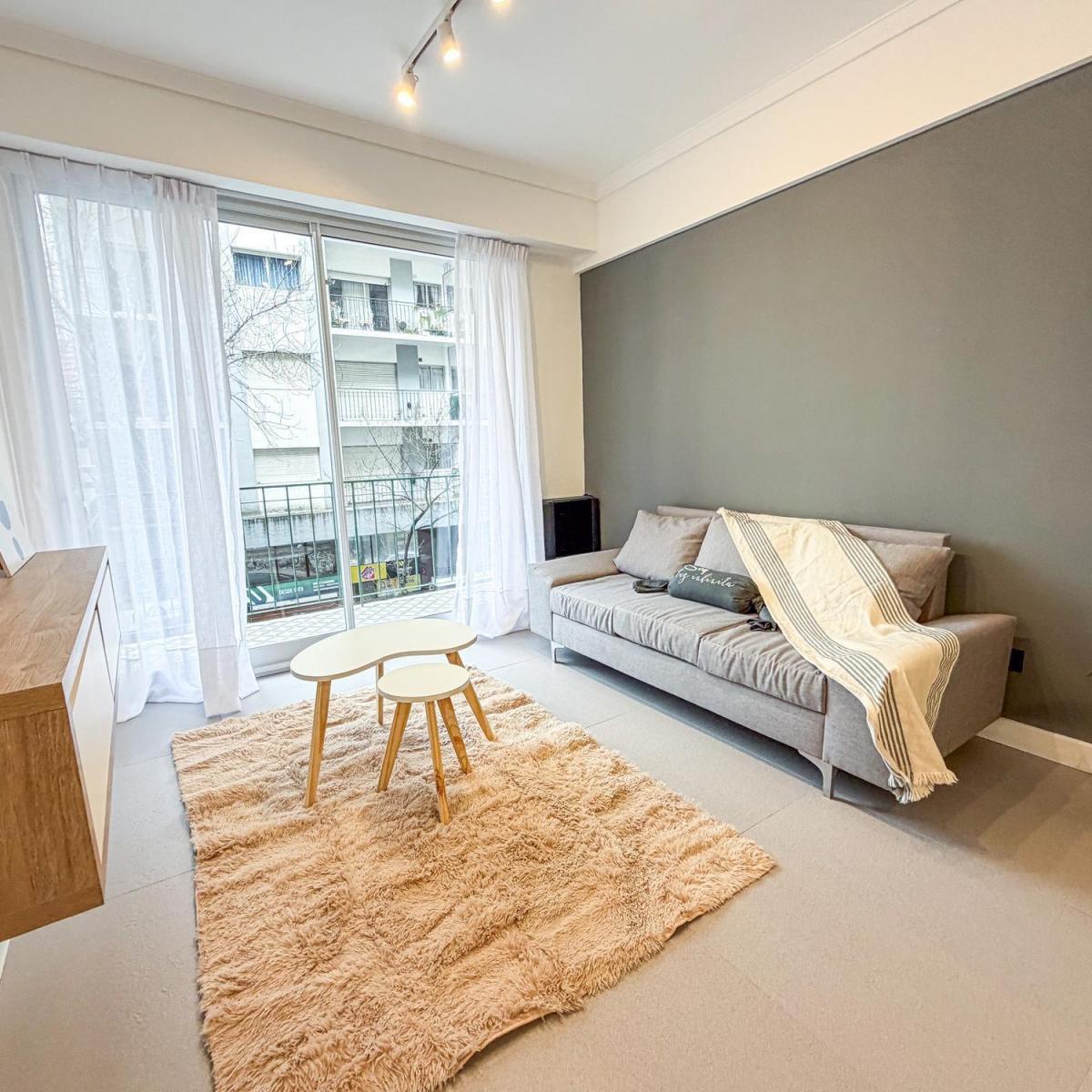 Departamento de 2 ambientes. Amplio living comedor a la calle con balcón saliente.