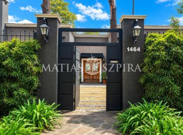 Casa · 1745m² · 7 Ambientes · 4 Cocheras · Casa en Barrio Parque Leloir