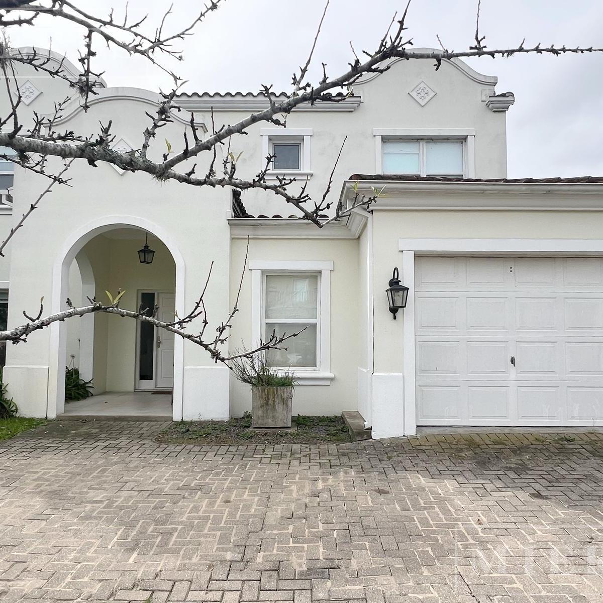 Casa en Venta Sobre Lote a la Laguna en Barrancas del Lago, Nordelta
