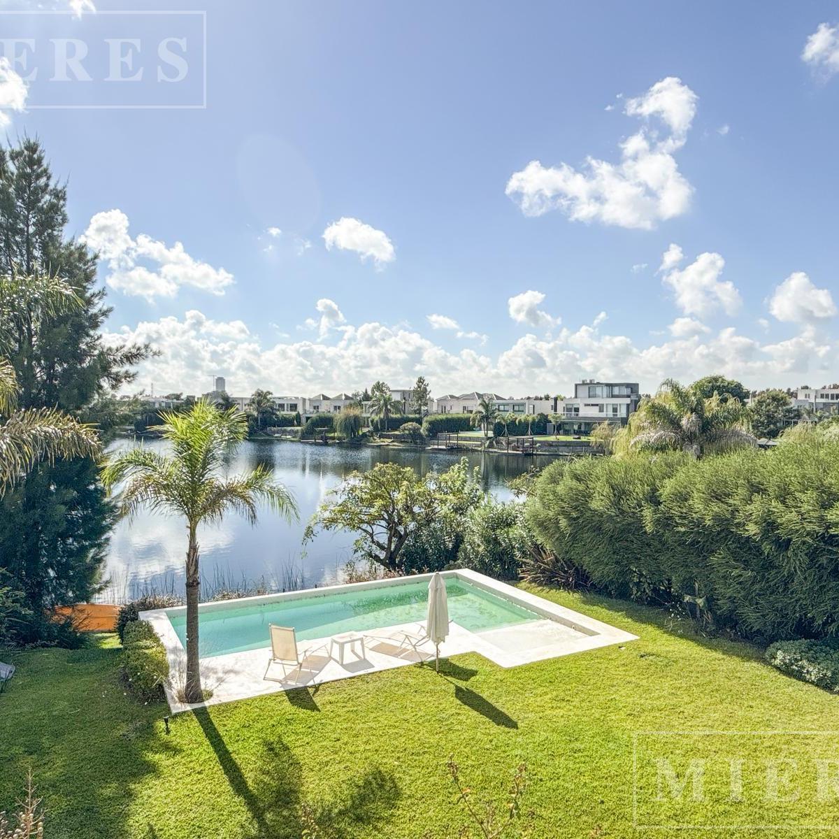 Casa en Venta a la Laguna en el Barrio Los Alisos, Nordelta