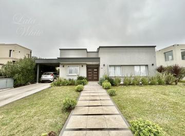 Casa · 600m² · 4 Ambientes · 1 Cochera · Casa en Alquiler en Lagos de Canning