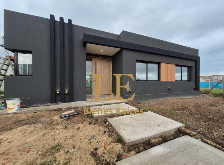 Casa · 165m² · 4 Ambientes · 4 Cocheras