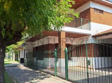 Casa · 141m² · 5 Ambientes · 2 Cocheras · 476 Entre 8 y 9. Casa de 3 Dorm. en Venta en City Bell