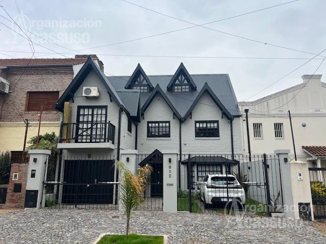 Casa · 260m² · 6 Ambientes · 3 Cocheras