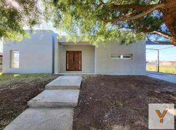 Casa · 225m² · 8 Ambientes · 2 Cocheras · Casa en Venta - 4 Dorm. 4 Baños - 1000 m² - Escobar