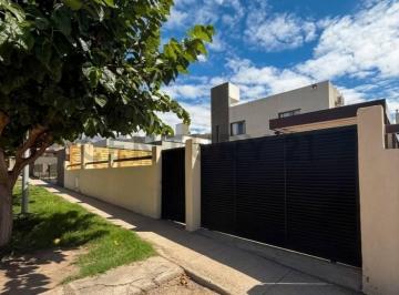 Casa · 190m² · 10 Ambientes · 2 Cocheras · Casa en Venta B° La Yaya