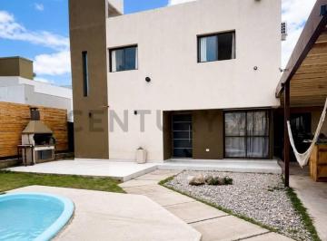 Casa · 190m² · 10 Ambientes · 2 Cocheras · Casa en Venta B° La Yaya