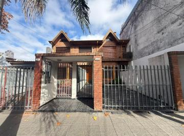 Casa · 140m² · 4 Ambientes · 1 Cochera · Excelente Duplex 4 Ambientes con Suite y Jardín - Gran Ubic.