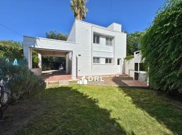 Casa · 130m² · 4 Ambientes · 1 Cochera · Casa en Alquiler Villa Belgrano 3 Dorm.