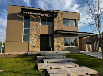 Casa · 240m² · 7 Ambientes · 2 Cocheras · Casa en Alquiler a Estrenar B°ciro de Vieytes