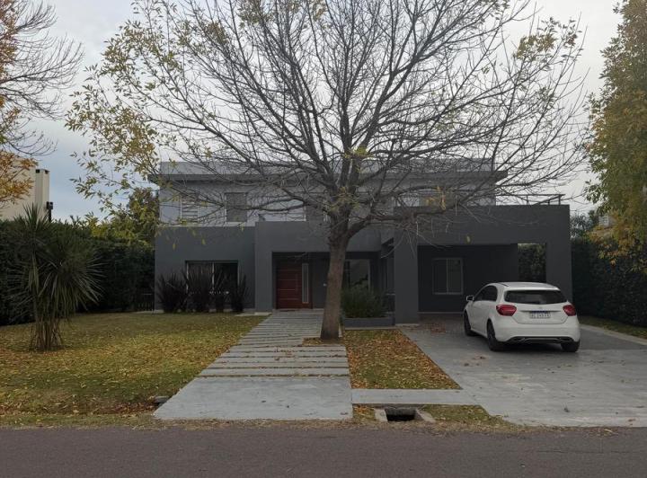 Casa · 246m² · 7 Ambientes · 2 Cocheras