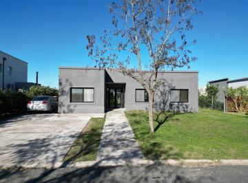 Casa · 166m² · 5 Ambientes · Casa en Una Planta a Espejo de Agua Canton Islas