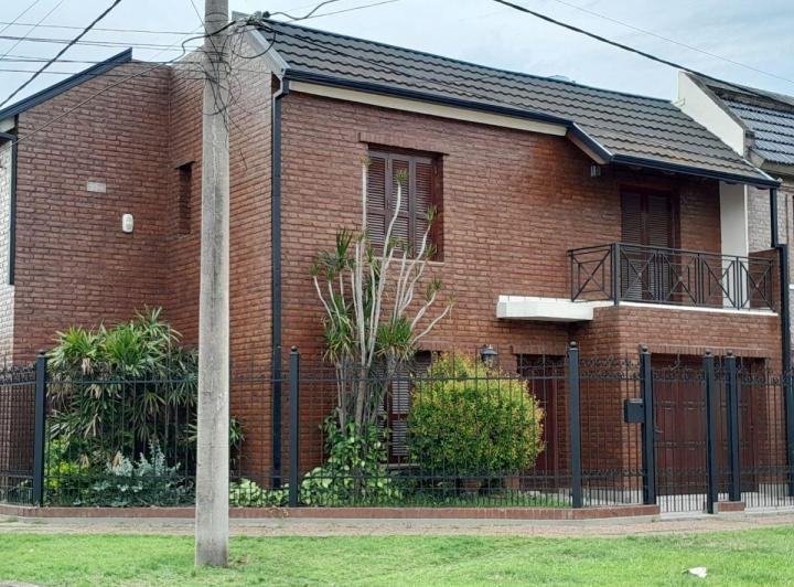 Casa · 165m² · 5 Ambientes · 2 Cocheras