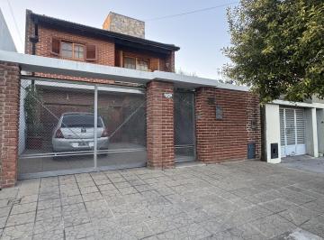 Casa · 228m² · 5 Ambientes · 2 Cocheras · Casa en Venta Berisso 3 Dorm., Parque Cochera Apto Banco