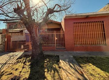 Casa · 270m² · 4 Ambientes · 1 Cochera · Casa en Venta de 4 Ambientes en Tapiales