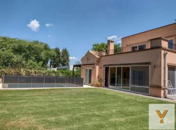 Casa · 350m² · 10 Ambientes · 1 Cochera · Casa en Venta - 6 Dorm. 5 Baños - Malvinas Argentinas