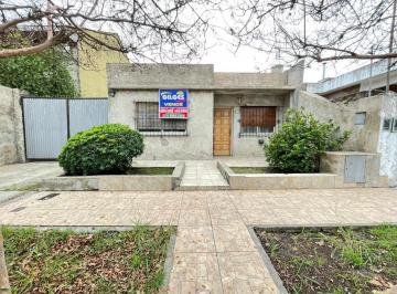 Casa · 80m² · 3 Ambientes · Venta Casa 3 Ambientes en Villa Luzuriaga Muy Buen Estado Sobre Lote de 10x32 m²