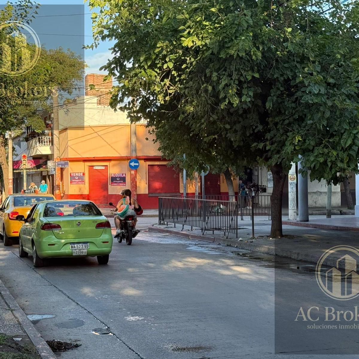 Local Esquina CON 3 Ingresos, General Paz, Córdoba