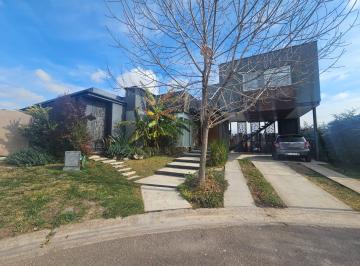 Casa · 254m² · 4 Dormitorios · 2 Cocheras · Casa en Venta