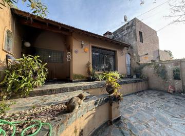 Casa · 106m² · 4 Ambientes · 1 Cochera · Casa con Jardin a La Venta