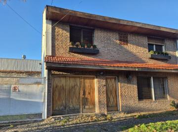 Casa de 4 ambientes, San Isidro · Venta Casa 4amb en Lote Propio con Patio y Jardin en Parque Cisneros con Mucho Potencial. Actualizar