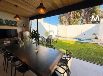 Casa · 110m² · 4 Ambientes · 2 Cocheras · Apto Crédito - Casa de 4 Ambientes con Cocheras, Galería y Piscina - Villa Ballester