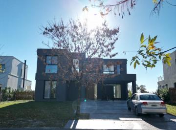 Casa · 250m² · 5 Ambientes · 1 Cochera · Casa a La Venta en El Canton con Vista Al Golf