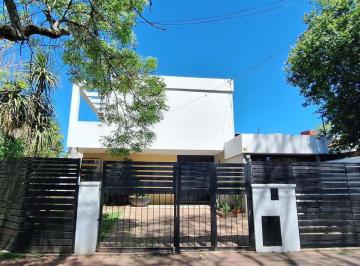 Casa · 226m² · 6 Ambientes · 2 Cocheras · Casa en Alquiler Libertador Al Rio