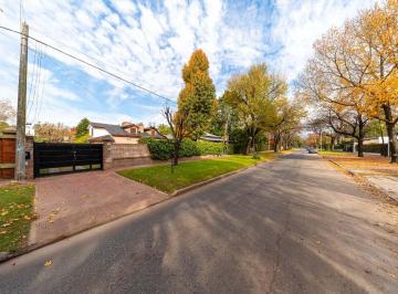 Casa · 300m² · 6 Ambientes · 2 Cocheras · Casa en Venta 3 Dorm., Jardín y Pileta