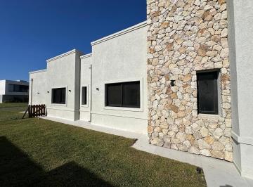 Casa · 241m² · 4 Ambientes · 2 Cocheras · Venta - Casa en Terravista - Acceso Oeste - Gral. Rodriguez