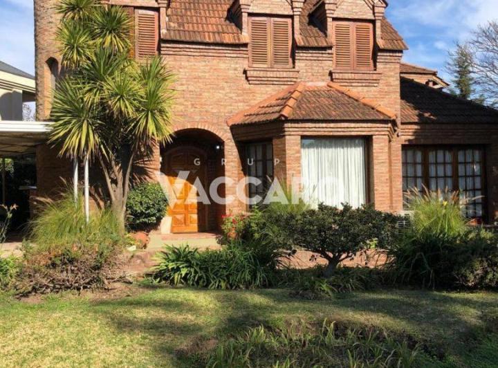 Casa · 310m² · 5 Ambientes · 4 Cocheras