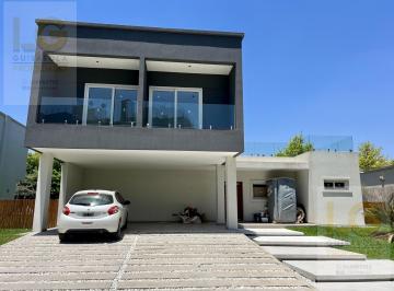 Casa · 204m² · 5 Ambientes · 4 Cocheras · Casa en Venta en Barrancas de Iraola